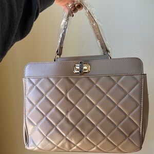 BADGLEY MISCHKA Taupe Tan
Quilted Tote Bag Purse Shoulder
Crossbody Strap